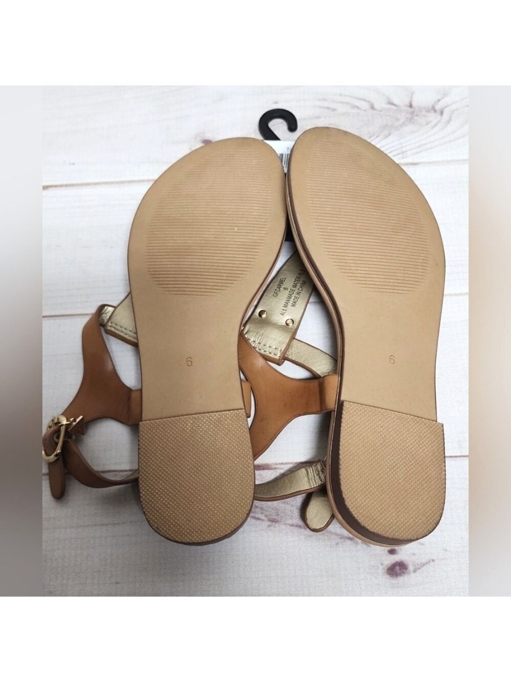 GUESS Tan Thong Slingback Sandals Gold Logo Medallion Size 6 NWT - Picture 4 of 6
